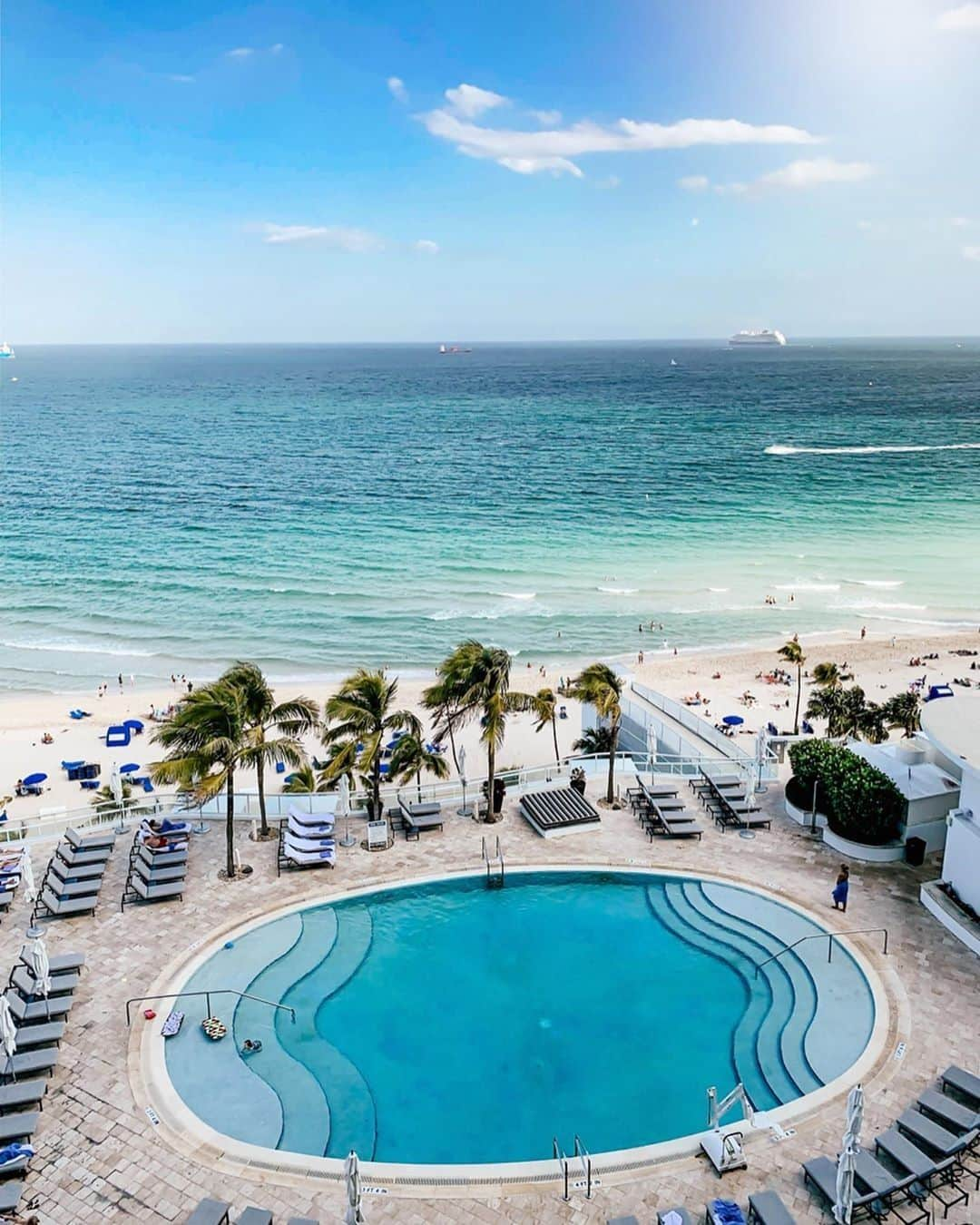 リッツ・カールトンさんのインスタグラム写真 - (リッツ・カールトンInstagram)「From coastline to poolside, a peaceful escape is easy to find at The Ritz-Carlton, #FortLauderdale. ⁣﻿ ⁣﻿ #Florida #SunshineState #FL #ocean #coast #pool #swimmingpool #beach #relaxing #poolside #escape #peaceful #palmtrees #roomwithaview #travel #travelgram #Instatravel #traveldiaries #RCPartner via – @elonatheexplorer」6月19日 5時30分 - ritzcarlton