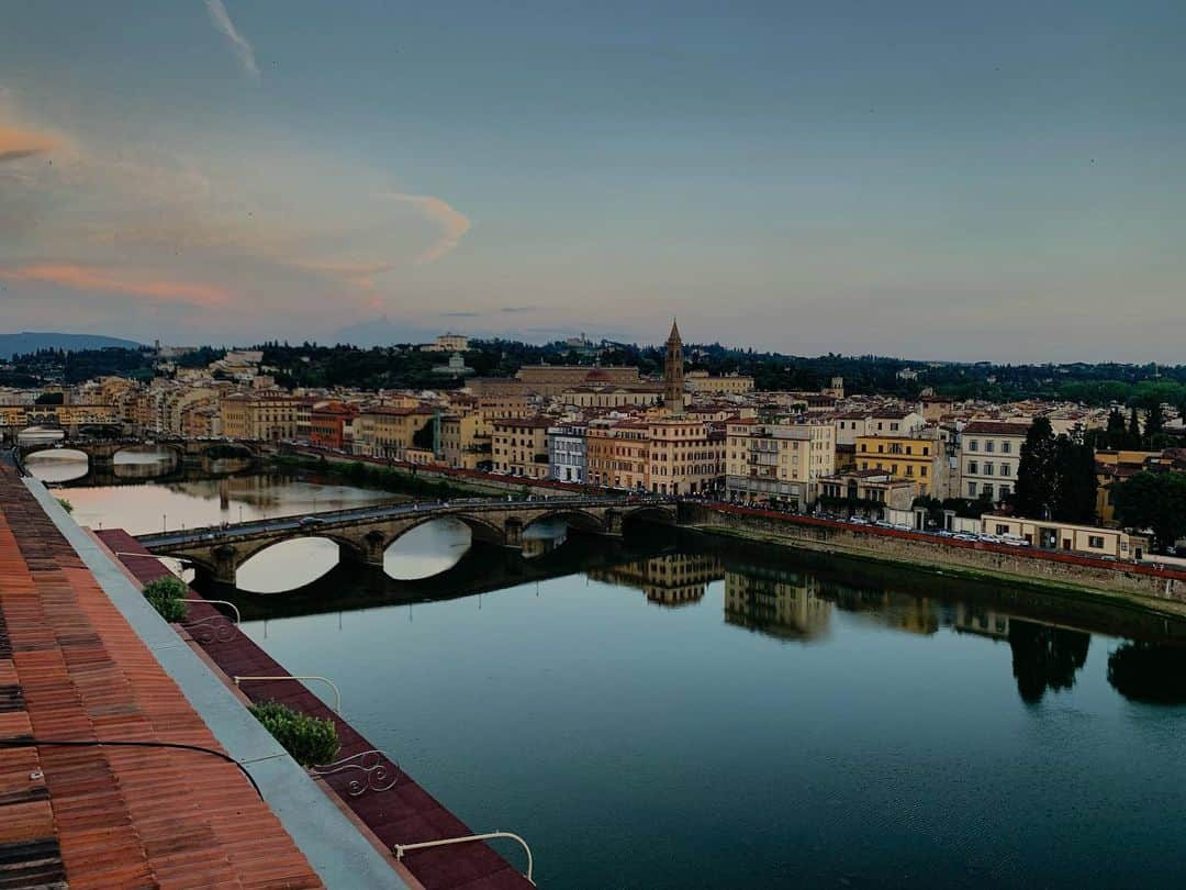 エミリー・スワローさんのインスタグラム写真 - (エミリー・スワローInstagram)「Arno. #firenze @theseasonnyu @nyugradacting #rooftopsocial #dusk」6月19日 5時34分 - bigeswallz