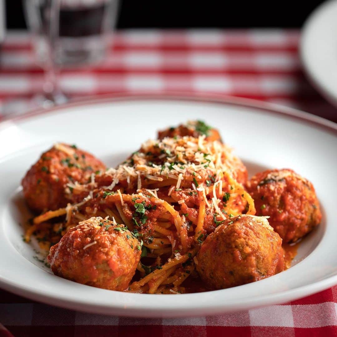 The Venetian Las Vegasさんのインスタグラム写真 - (The Venetian Las VegasInstagram)「Which of these classics would you choose? @buddyvs Spaghetti and Meatballs or Chicken Parm? Both are choices on the prix fixe menu offered for Las Vegas Restaurant Week benefiting @threesquarelv. Enjoy Cake Boss @buddyvalastro Italian-American home cooking for a great cause. #LVRW」6月19日 5時44分 - venetianvegas