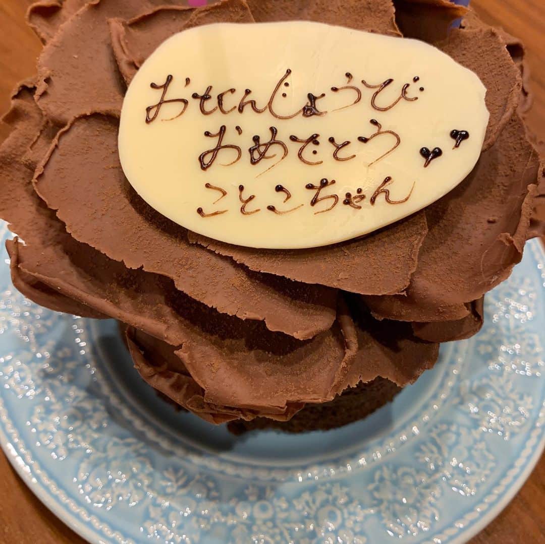 のインスタグラム：「6/18日は次女の誕生日。稽古を早めに上がらせてもらいお祝いを！長女と一緒にロウソクの火を消して😂もう二歳！二人とも可愛くて仕方ない😍 #誕生日おめでとう #二歳 #可愛いねー！ #寝る前に長女とお互いを撮りあった #なんて顔してんだ #その変な顔やめてー言われた #いや、MAXや #ahappybirthday#2th#suzukifamily #love#cute#俺の歌声神」