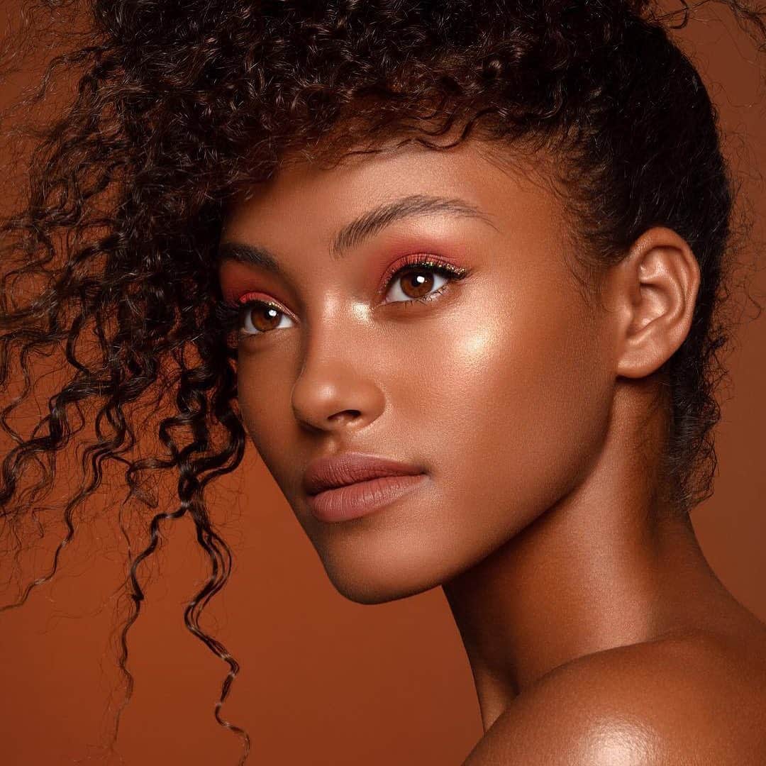Maybelline New Yorkさんのインスタグラム写真 - (Maybelline New YorkInstagram)「@haylie_turnquest coming through glowin' all the way up! 🔥 Makeup by @brianadchapman using #masterchrome in 'molten gold'. #regram @kendrapaigephoto #mnyitlook」6月19日 5時36分 - maybelline