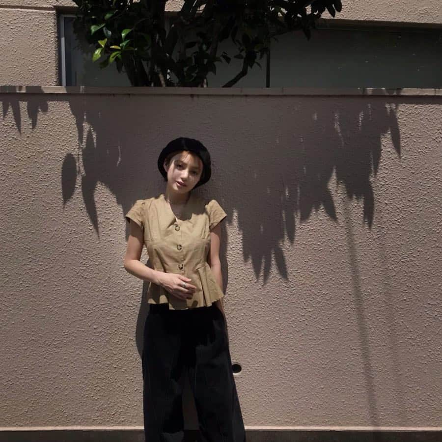 長谷川あやさんのインスタグラム写真 - (長谷川あやInstagram)「🐈🐈🐈 #fashion #ootd #outfit #code #coordinate #style #titivate #titivatestyle #152せんちこーで #ママコーデ @titivatejp #ティティベイト #フレンチスリーブペプラムブラウス ・ ・ ・ あづいぃぃ、、、😩💭 ・  今日は少しのんびり できそうな１日、、、 いい日になりますように🙆‍♀️✨」6月19日 5時39分 - ayasuke_0516