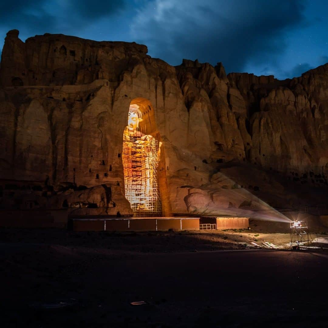 ニューヨーク・タイムズさんのインスタグラム写真 - (ニューヨーク・タイムズInstagram)「About 20 years ago, the Taliban blasted away at Bamiyan’s famous statues, reducing what were thought to be 2 of the biggest standing Buddhas on the planet to thousands of fragments. Since then, the degradation has continued, as Afghanistan and the international community have spent years debating what to do to protect or restore the site. One recent idea came from a Chinese couple who created a 3D version of what one of the destroyed Bamiyan Buddhas would have looked like. "The first time I saw this, I cried," said an artist. "To think we had the real thing, and now it is gone." Unesco has declared the complex a “World Heritage Site in Danger,” one of 54 such locations worldwide. Visit the link in our bio to read more. @jimhuylebroek shot this photo.」6月19日 5時39分 - nytimes