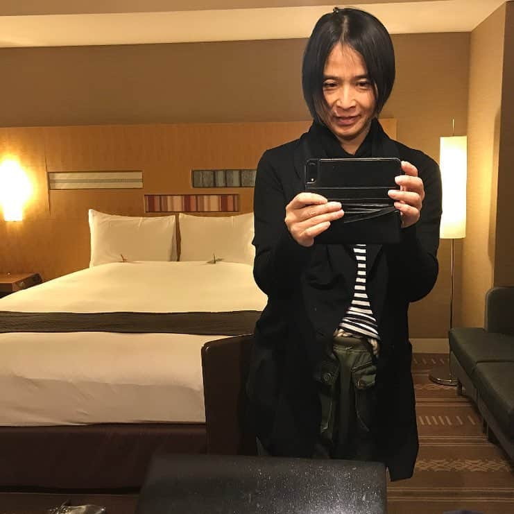 辻仁成さんのインスタグラム写真 - (辻仁成Instagram)「こんな広いベッドで、僕はどうしたらいいのかな？  枕が３つ。笑。」6月19日 5時40分 - tsujihitonari