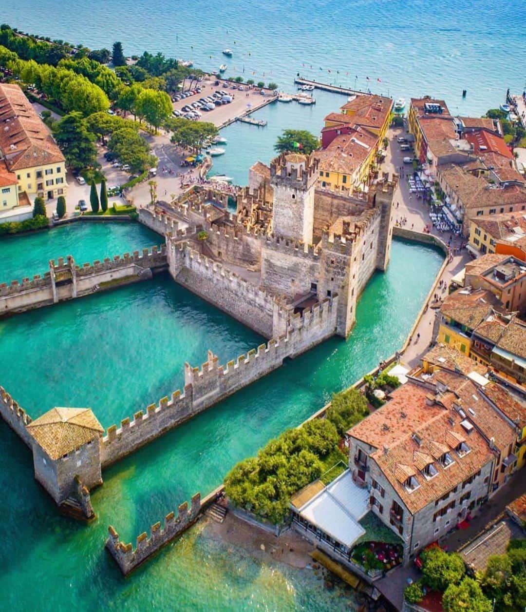 Awesome Wonderful Natureさんのインスタグラム写真 - (Awesome Wonderful NatureInstagram)「Sirmione Castle, Italy Photo by @stefanotermanini  #fantastic_earth」6月19日 5時42分 - fantastic_earth