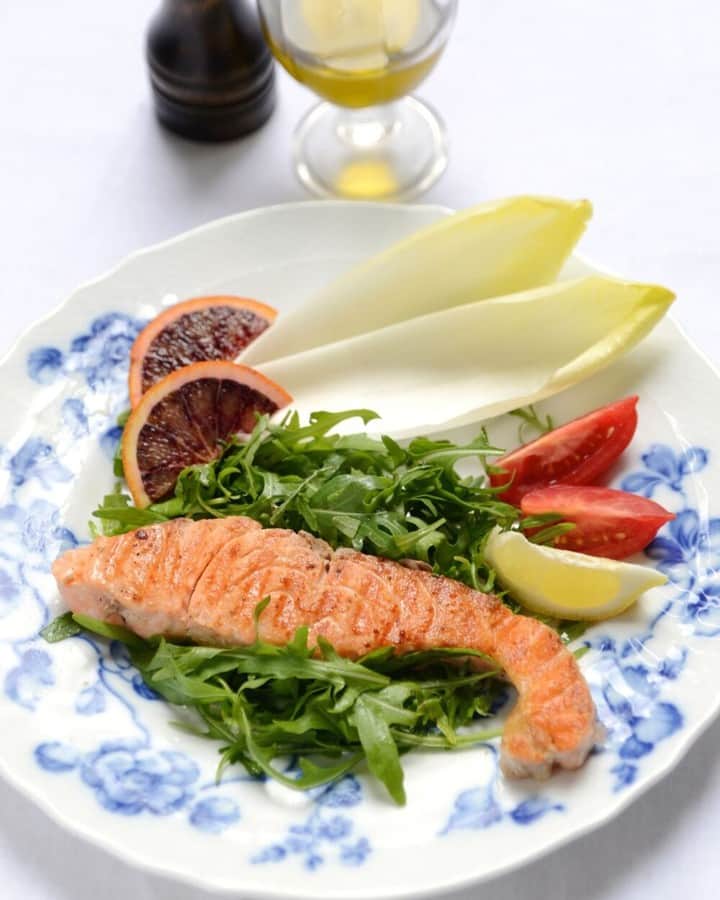 UchiCookのインスタグラム：「This super easy Salmon Steak with Salad recipe only took 20 minutes! The Steam + Grill simultaneously decreases the cooking time while keeping the food tender and moist on the inside and crispy on the outside. 😋  INGREDIENTS: 0.3 lb Fresh salmon fillet per person 3 oz White wine Tbsp of olive oil  INSTRUCTIONS: 1. Season salmon fillets with pepper, salt, garlic powder, and your favorite seasoning. 2. Preheat the grill for 3 minutes over medium heat. 3. Put the salmon fillets on the grill, pour white wine in the ridge and cook until they get grilled marks. 4. Turn over and cook for 5 minutes. Add more wine if necessary.  Enjoy your meal ♨ www.uchicook.com/recipes for more! -- #salmonsteak #uchicook #steamgrill #easyrecipes #deliciousrecipes #cookware #kitchenware #instagood #foodstagram #kitchenutensils」