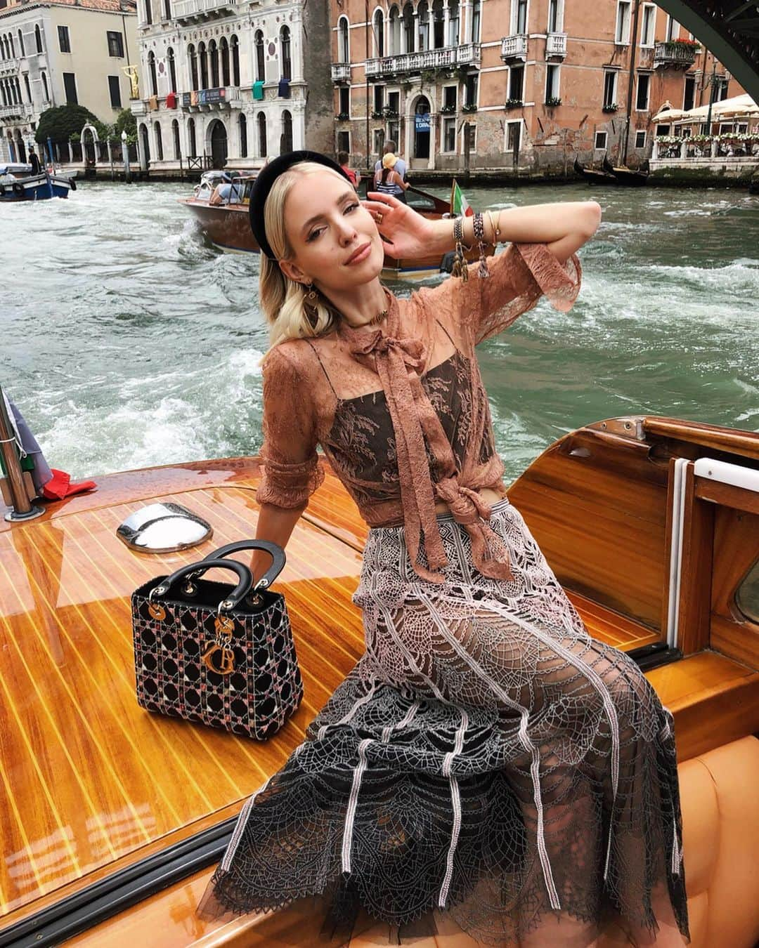 レオニー・ハンネさんのインスタグラム写真 - (レオニー・ハンネInstagram)「Casual boat ride they said... 🚤 🤗✨ Anzeige/Ad @dior #Dior #Venice」6月19日 5時51分 - leoniehanne