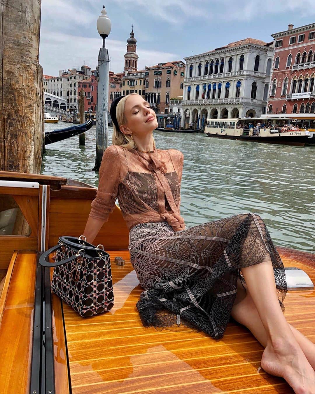 レオニー・ハンネさんのインスタグラム写真 - (レオニー・ハンネInstagram)「Casual boat ride they said... 🚤 🤗✨ Anzeige/Ad @dior #Dior #Venice」6月19日 5時51分 - leoniehanne