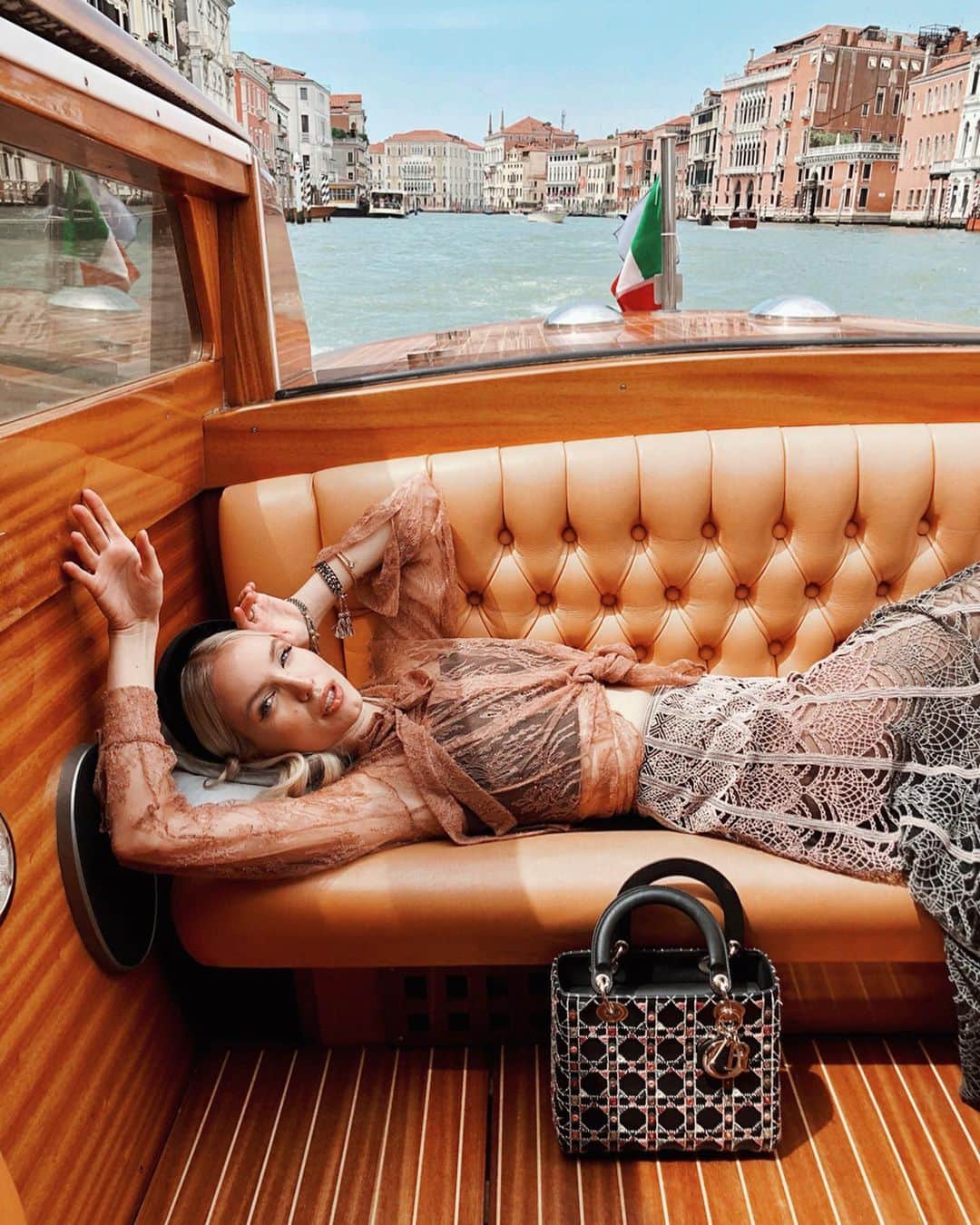 レオニー・ハンネさんのインスタグラム写真 - (レオニー・ハンネInstagram)「Casual boat ride they said... 🚤 🤗✨ Anzeige/Ad @dior #Dior #Venice」6月19日 5時51分 - leoniehanne