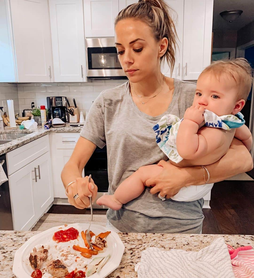 ジャナ・クレイマーさんのインスタグラム写真 - (ジャナ・クレイマーInstagram)「If this isn’t the definition of mom life then I don’t know what is: eating over the counter, spit up on the shirt, and eating as fast as I can before Jace looses his mind for his bottle and bed time routine. To keep myself calm, it takes a lot of deep breaths, wine, and my favorite mom app, @peanut! I think one of the hardest things about motherhood is the challenges. As much as intuition kicks in, being able to turn to other like-minded moms for advice is so helpful. The @peanut app introduces you to women in your neighborhood based on the things you have in common—interests, mutual friends, age/gender of your children, and so much more! You can connect, chat, join groups and ask questions to a community of women who just get it. The fact I have a place to go where other moms like me are connecting, launching, crying and coming together has kept me sane these last few months. Forming a community of mom friends in my area has been a true blessing! Shout out to all my momma’s out there who need this community as much as I do… Do yourself a favor and download @peanut #judgementfreezone #peanutapp」6月19日 5時59分 - kramergirl