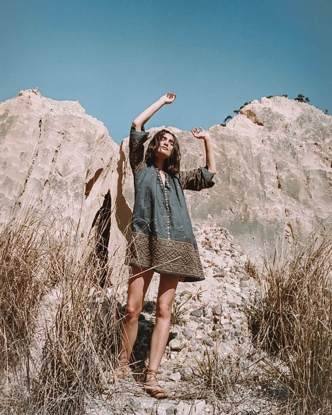 SPELLさんのインスタグラム写真 - (SPELLInstagram)「Free as a bird 🕊 our Muwala Tunic ~ embroidered with motifs drawn by our designer Isabella 🌾 worm by @maricherieee 📷 @ming_nomchong_photo」6月19日 5時59分 - spell