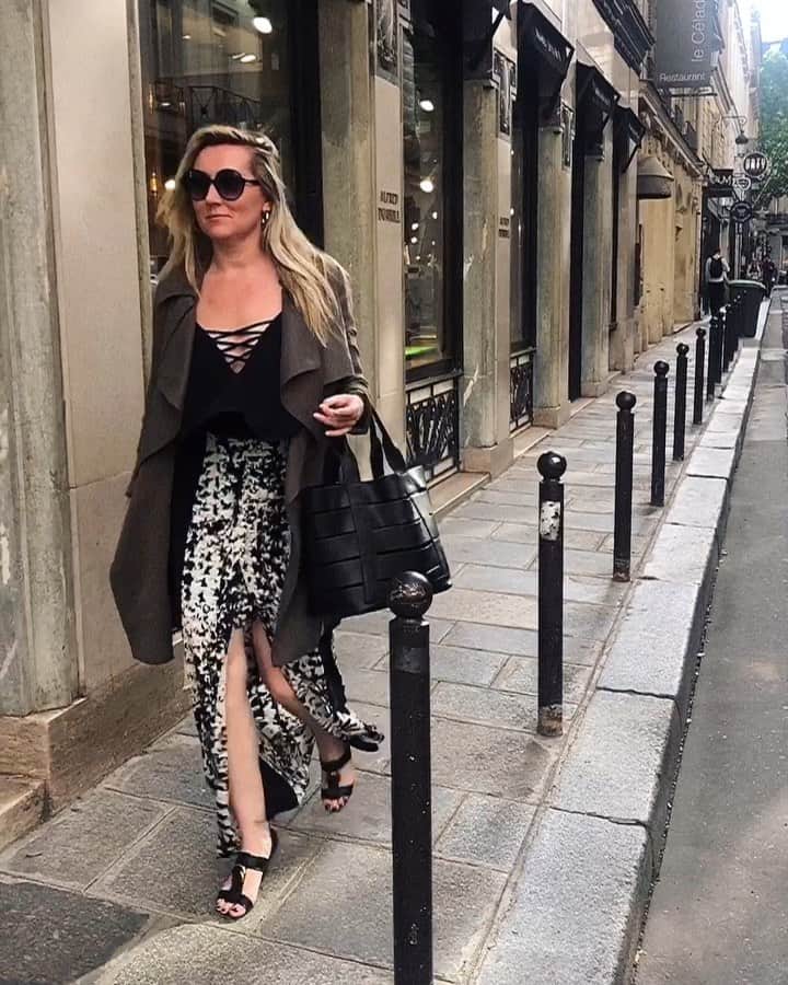 JO BAKERのインスタグラム：「J O • B A K E R / MOI 🇬🇧 Love a good saunter (click clack) round Paris!!! 🇫🇷 #jobakermakeupartist #paris #eurotrip #makeupartist on the go...」