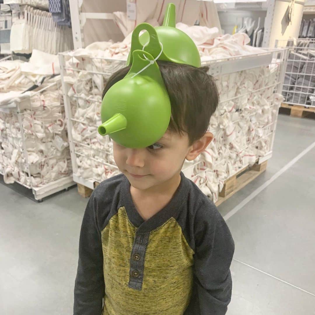 のインスタグラム：「THIS is why I love him even more! He  is the funniest little guy. And his imagination inspires me! (He put this on his head and said he was a robot 🤖) #toddler #toddlerlife #momlife #silly #funny #cute こういう事をするから本当に大好き！性格が凄く面白くて想像する事が素敵なの。(これを頭にのせて、ロボットだって) #親バカ #大好き #子供」