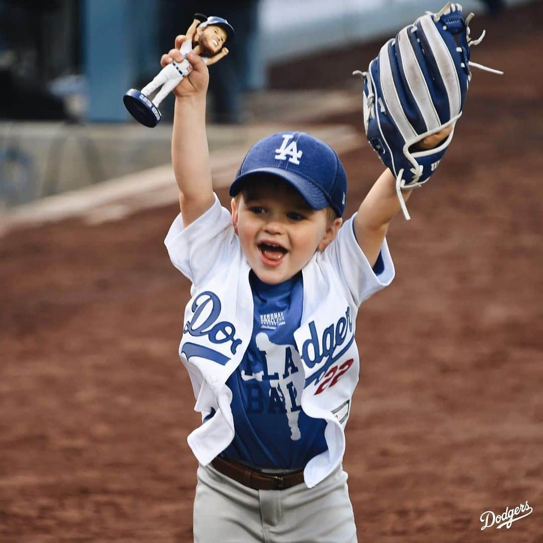 Los Angeles Dodgersさんのインスタグラム写真 - (Los Angeles DodgersInstagram)「‪Just like Dad five years ago.  @claytonkershaw ‬Bobblehead Night presented by Q CELLS. ‬」6月19日 11時42分 - dodgers