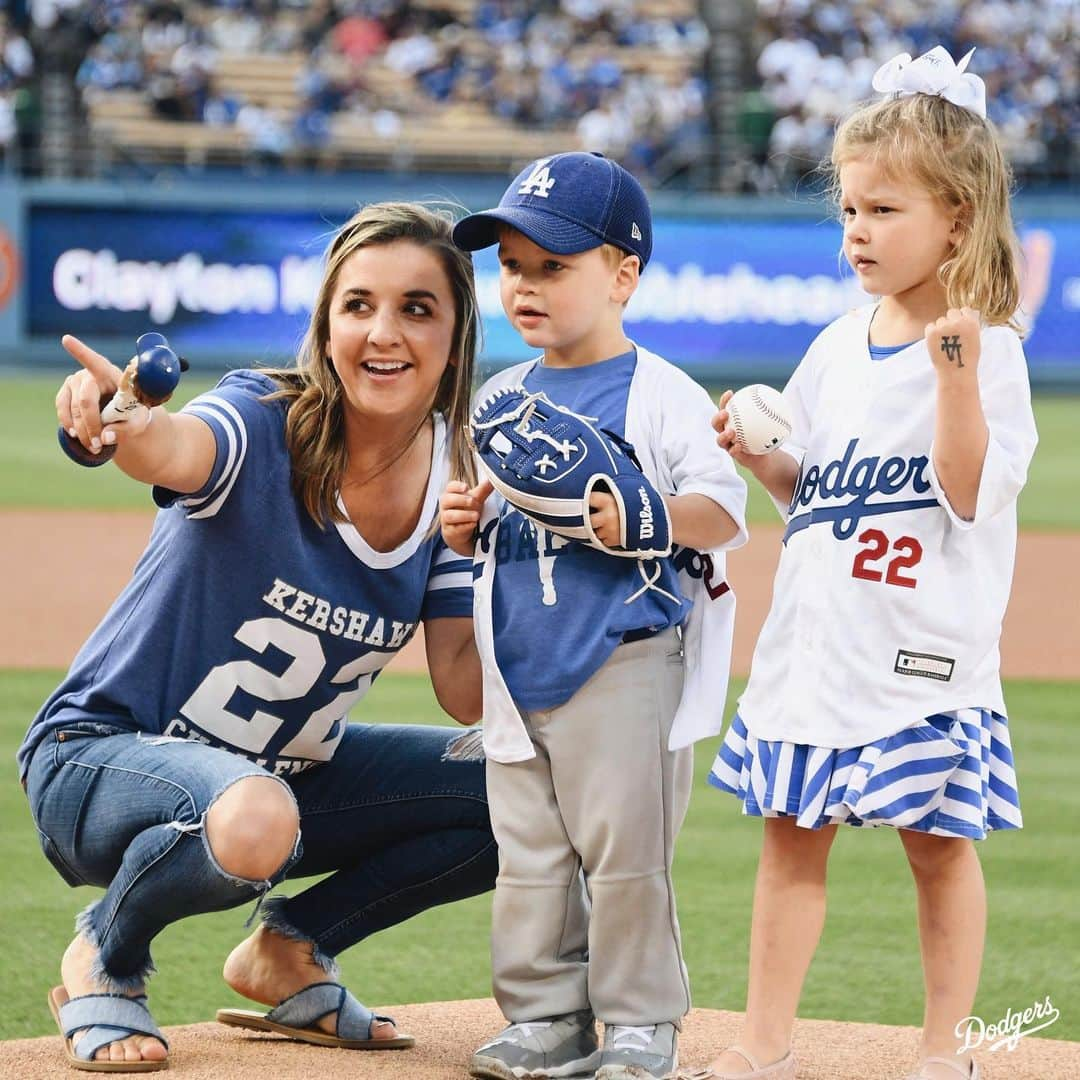 Los Angeles Dodgersさんのインスタグラム写真 - (Los Angeles DodgersInstagram)「‪Just like Dad five years ago.  @claytonkershaw ‬Bobblehead Night presented by Q CELLS. ‬」6月19日 11時42分 - dodgers