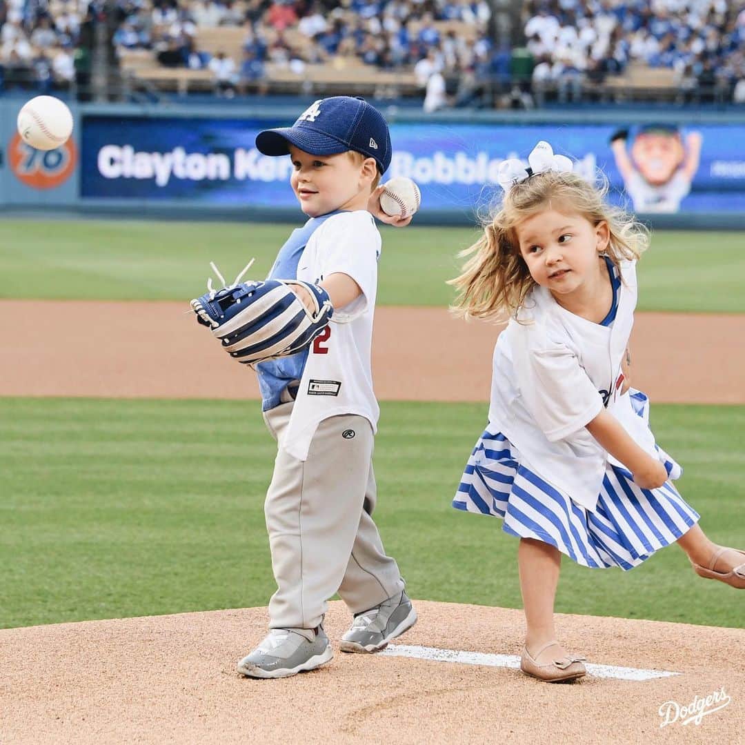 Los Angeles Dodgersさんのインスタグラム写真 - (Los Angeles DodgersInstagram)「‪Just like Dad five years ago.  @claytonkershaw ‬Bobblehead Night presented by Q CELLS. ‬」6月19日 11時42分 - dodgers