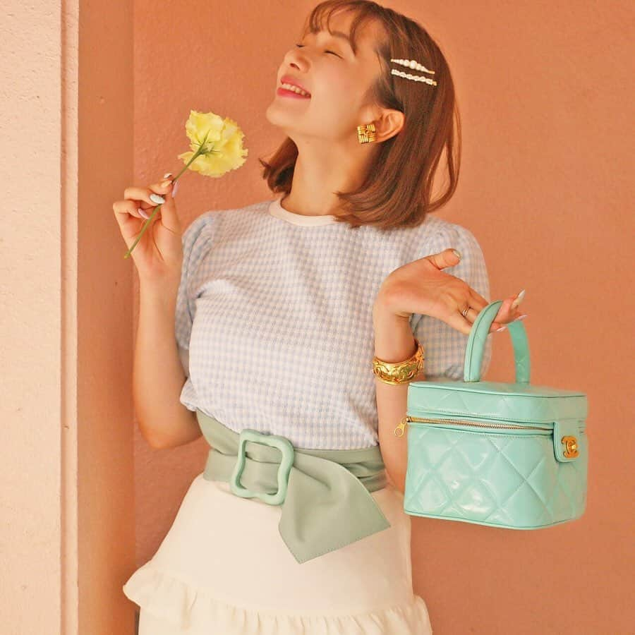 vintage Qooさんのインスタグラム写真 - (vintage QooInstagram)「Guess my favorite color🧼 . ❤︎QOO APPAREL❤︎ 【Gingham top BLU/PNK】 6,800円 【Frill skirt】 11,800円 【pearl hair pin】 500円〜 【Calf leather belt】 4,800円 【CHANEL vanity bag】 qoo-online.com💻 . ❤︎Vintage Qoo Tokyo OMOTESANDO❤︎ Address : Cinnamon Oak 1F 4-11-15 Jingu-mae Shibuya TOKYO JAPAN 150-0001 Business hour : 12:00〜19:00 . ❤︎Vintage Qoo Tokyo Laforet❤︎ Address : Laforet B0.5F 1-11-6 Jingu-mae Shibuya TOKYO JAPAN 150-0001 Business hour : 11:00〜21:00 . #qootokyo #新qoo」6月19日 11時41分 - vintageqoo