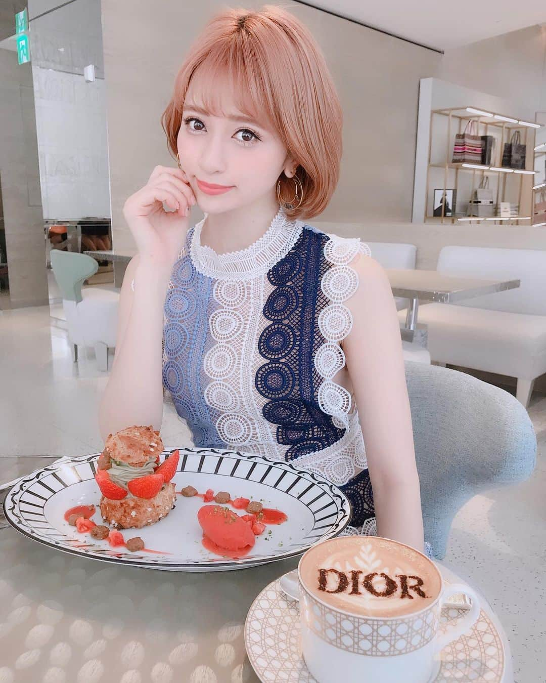 新部宏美さんのインスタグラム写真 - (新部宏美Instagram)「🌹Dior cafe by Pierre Herme🌹 * ピスタチオの濃厚クリームは甘すぎずぺろりと食べられた😋 * Diorのロゴがみたくて、冷たい飲み物が飲みたい時でもついついホットカフェラテを頼んじゃうの🤣💗」6月19日 6時19分 - piromin_1202