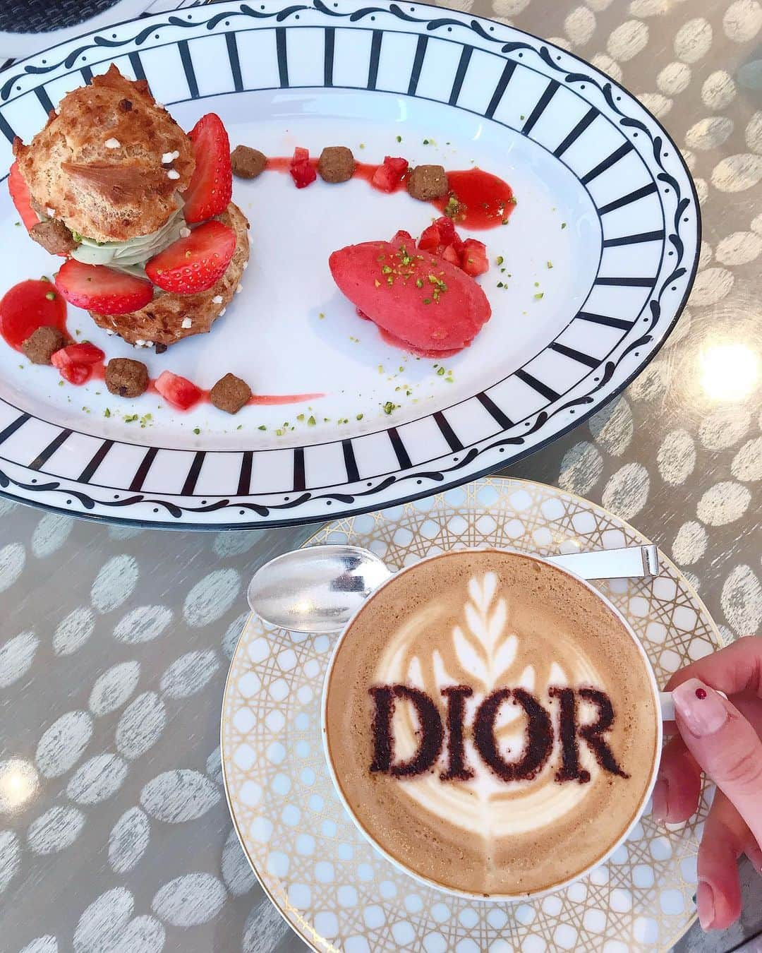 新部宏美さんのインスタグラム写真 - (新部宏美Instagram)「🌹Dior cafe by Pierre Herme🌹 * ピスタチオの濃厚クリームは甘すぎずぺろりと食べられた😋 * Diorのロゴがみたくて、冷たい飲み物が飲みたい時でもついついホットカフェラテを頼んじゃうの🤣💗」6月19日 6時19分 - piromin_1202