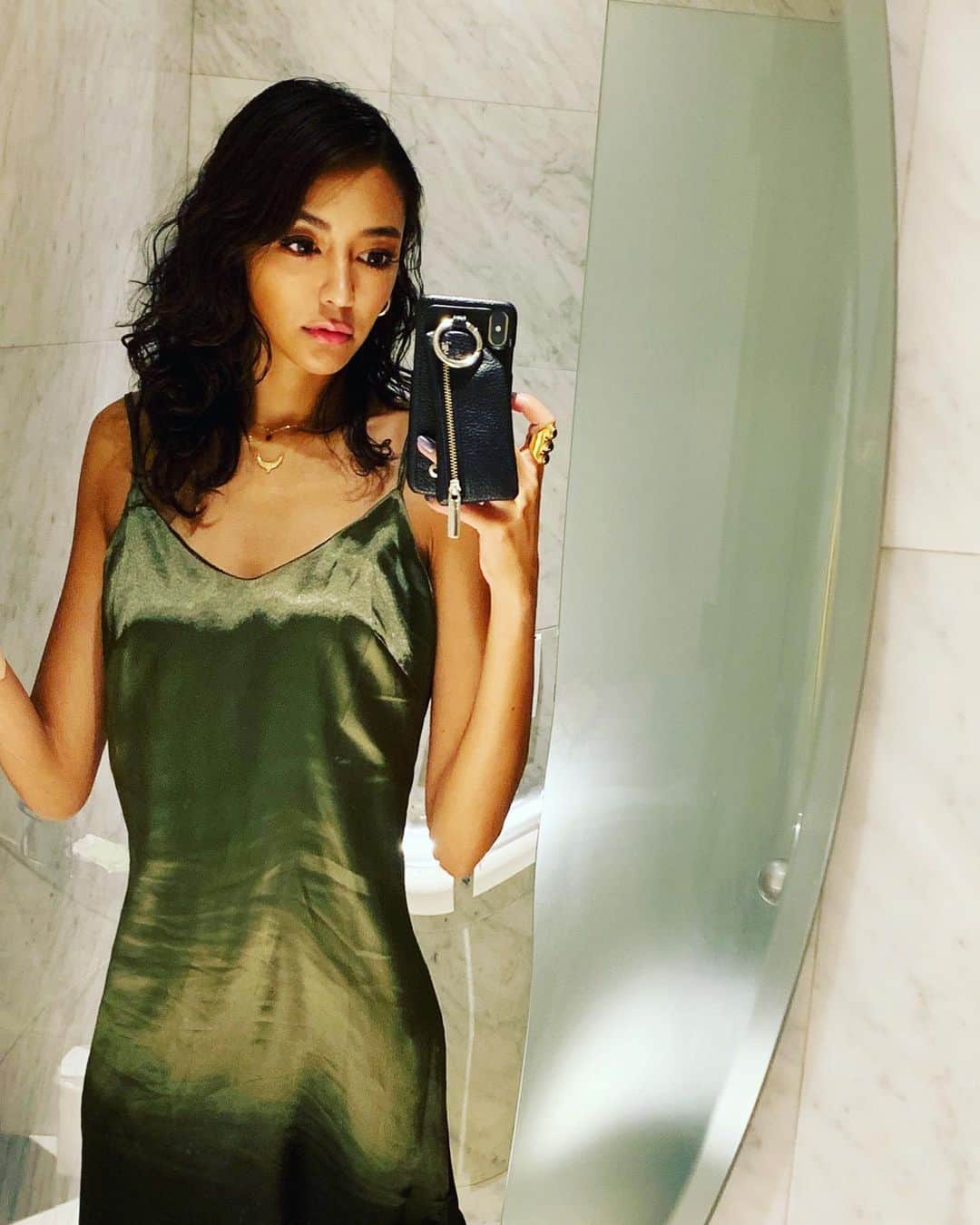 内藤陽子のインスタグラム：「昨日のマゼンダに続き、今はカーキも気になる❣️だから2着購入👯‍♂️ さぁさっ、徹夜明けだけど、新作アップするんだから！！ #今日 #昭和生まれなもんで #アプリが使えない」