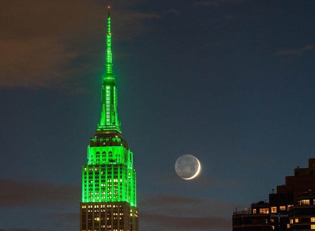 Empire State Buildingさんのインスタグラム写真 - (Empire State BuildingInstagram)「Our tower lights will glow in green tonight, honoring @bbbsnyc & this evening’s #CasinoJazzNight, a signature fundraising event for NYC’s underserved youth. #YouthMentoring #BBBSNYC 💚 . 📷: @chiragupreti #EmpireStateBuilding ✨ . . . . . . . #explorenewyork #explorenyc #newyorkinstagram #bestplacestogo #instatravel #ourplanetdaily #igersofnyc #seeyourcity #ilove_newyo #newyorkcity #newyork #discovernewyorkcity #nyc #discovernyc #newyorkcitylife  #worldtraveler #what_i_saw_in_nyc #igrecommend #newyorkinsta #visualsoflife #mynycmoment #streetphotography #mood #iamatraveler  #ig_masterpiece #unlimitedny」6月19日 6時35分 - empirestatebldg