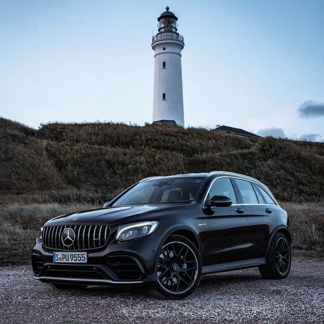 メルセデス・ベンツさんのインスタグラム写真 - (メルセデス・ベンツInstagram)「A guiding light in every situation. 🔦 📸: @rauhutphotography for #MBsocialcar _____ [Mercedes-AMG GLC 63 4MATIC+ | Kraftstoffverbrauch kombiniert: 12,4–12,2 l/100 km | CO₂-Emissionen kombiniert: 283–278 g/km | mb4.me/nefz] . #Mercedes #MercedesBenz #carsofinstagram #InstaCar #GLC #lighthouse」6月19日 6時55分 - mercedesbenz