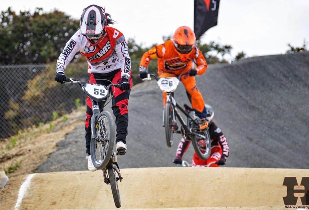 丹野夏波のインスタグラム：「Broke out my new @wiawis_bmx jersey at the @manzbmx pro/am last weekend😍🔥 . 先週からアメリカに来ています！🇺🇸 全日本までの2週間ですが濃いトレーニングにしていきます！ . Photo by @norcal66  #wiawis #irctire #kabuto #oakley #maviccycling #kmcchain #aminovital #wakos #aggressivedesign #bmxshopcave #faith #hakuhogirlsschool #横濱コーポレーション」