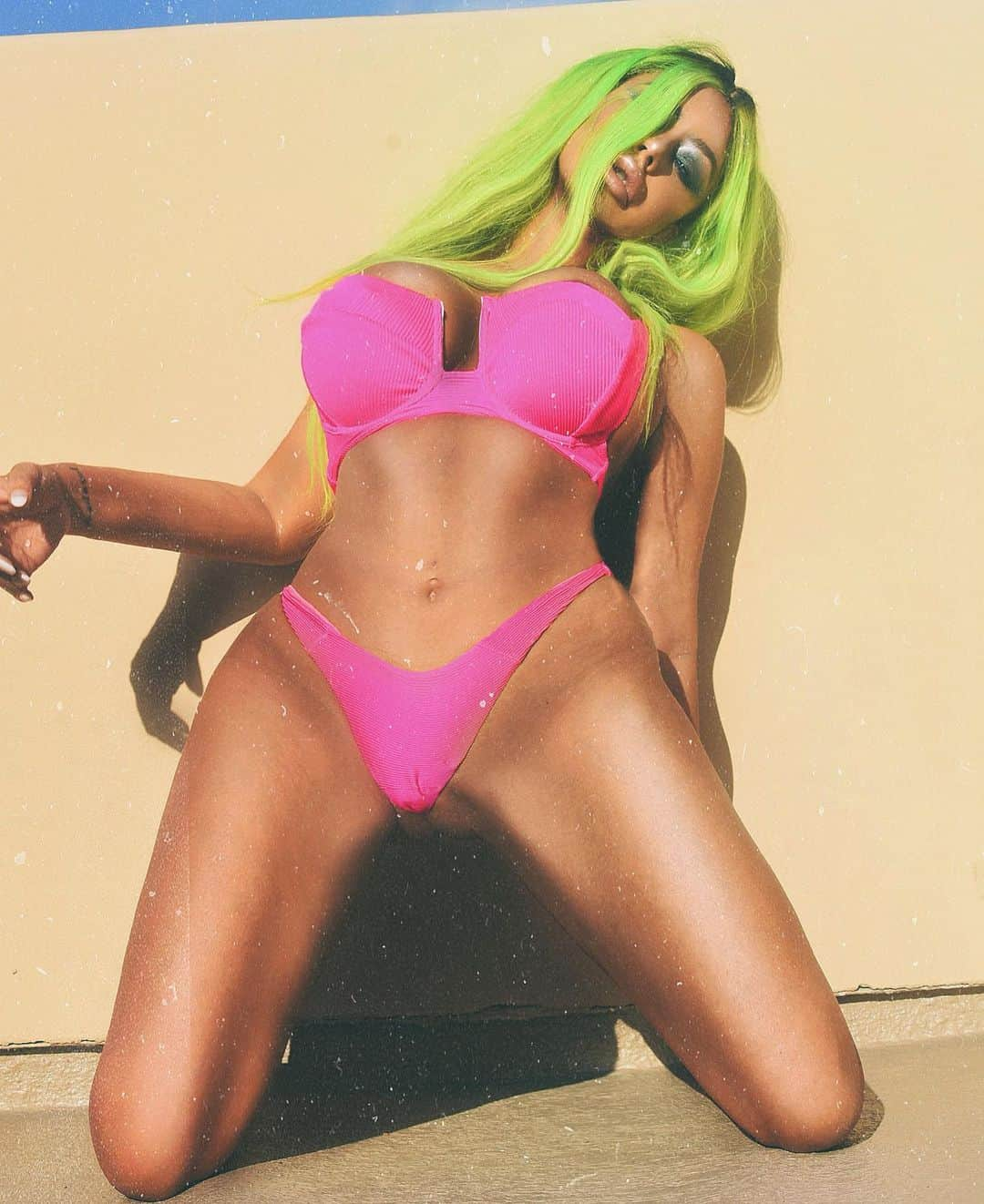 オーブリー・オデイさんのインスタグラム写真 - (オーブリー・オデイInstagram)「neon green with envy. @fashionnova」6月19日 6時59分 - aubreyoday