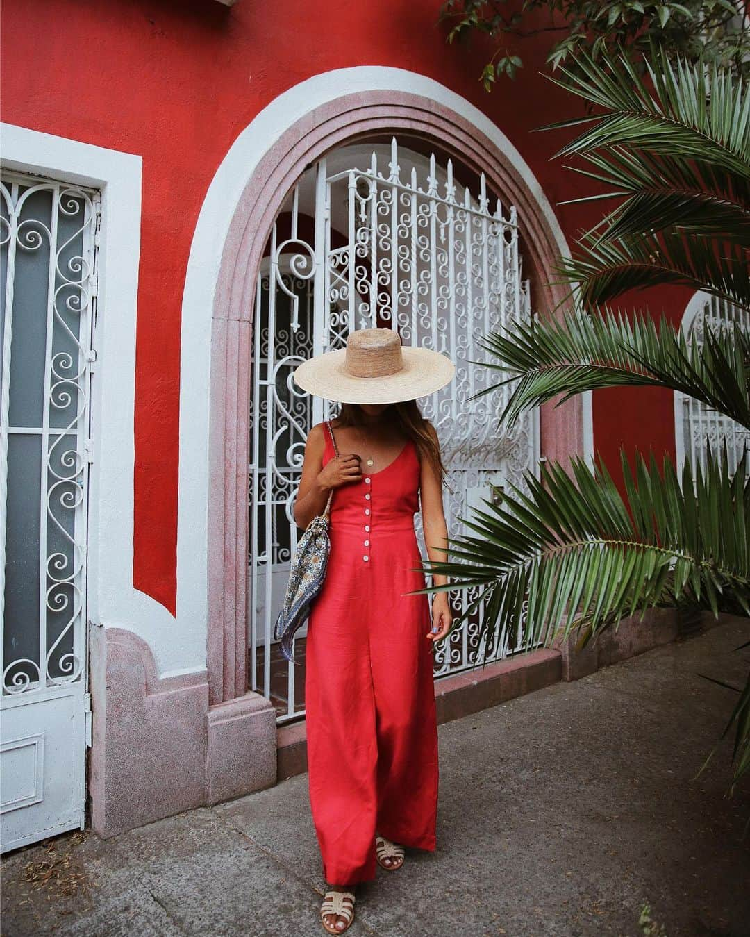 ジュリー・サリニャーナさんのインスタグラム写真 - (ジュリー・サリニャーナInstagram)「Packed this cute, easy breezy jumpsuit from @rails and I’m so comfy that I don’t wanna take it off!☀️🌴#railssummer • get this look in the link in bio」6月19日 6時59分 - sincerelyjules