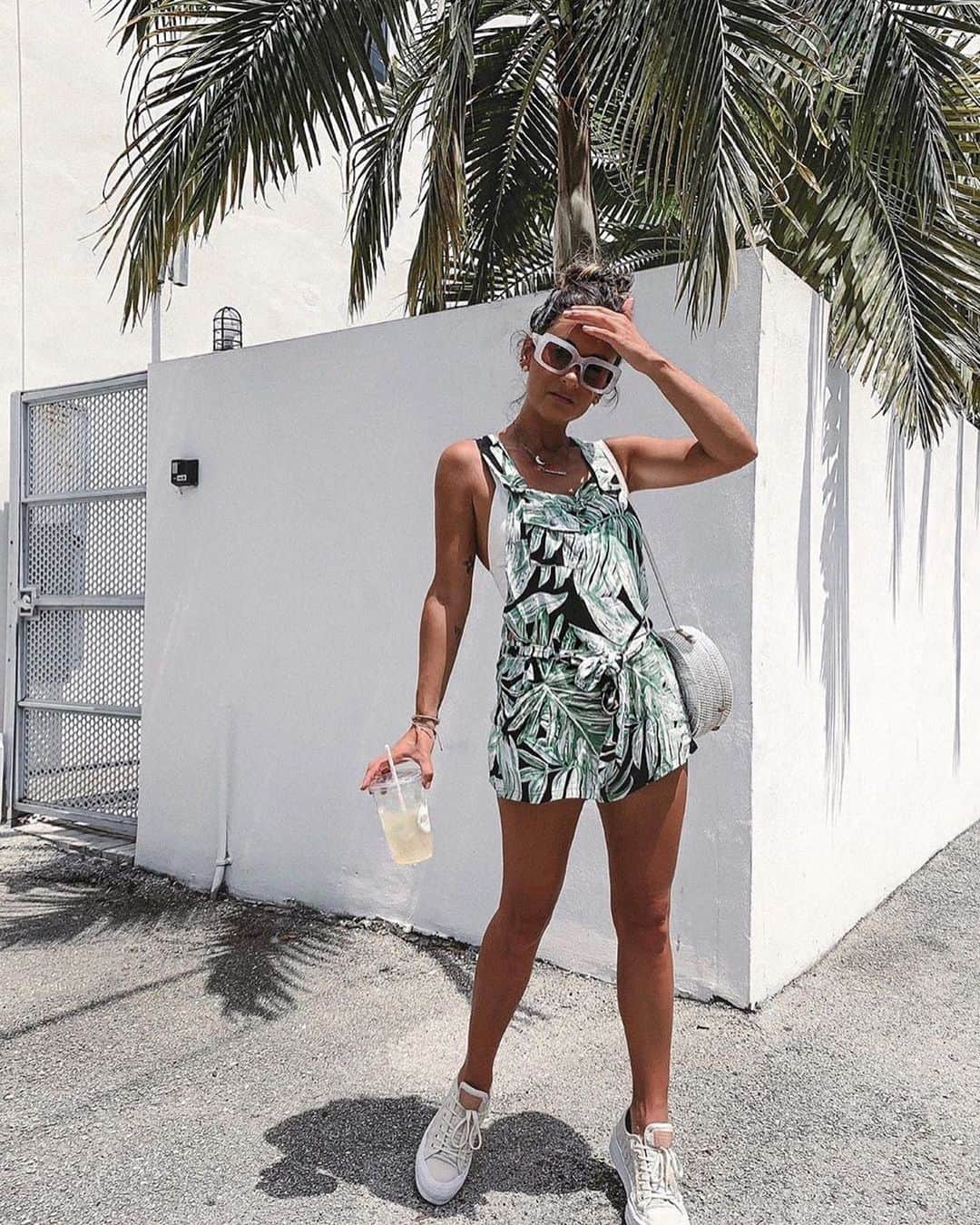 チェイサーのインスタグラム：「find me under the palms in this cute palm romper🌴😍 @summerofdiane #chaserbrand」