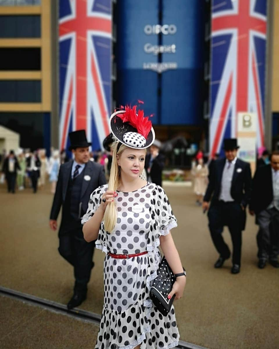 アンナ＝マリア・ガロヤンさんのインスタグラム写真 - (アンナ＝マリア・ガロヤンInstagram)「Royal Ascot 2019: day one – as it happened.🇬🇧 ⚫👒⚪🐎⚫🇬🇧 .  #royalascotraces #summertradition #firstdayofroyalascot #likenowhereelse #polkadotslove #monochromatic #dolceandgabbana #polkadotsmood #britishtradition #fromyeartoyear #racingfashion  #livelovelondon #royalascotfashion  #royalascot2019  #royalascot #royalascotmakeup #ascotstyle #royalascot2019 #royalascotmillinerycollective #itisamgway」6月19日 7時12分 - annamariagalojan