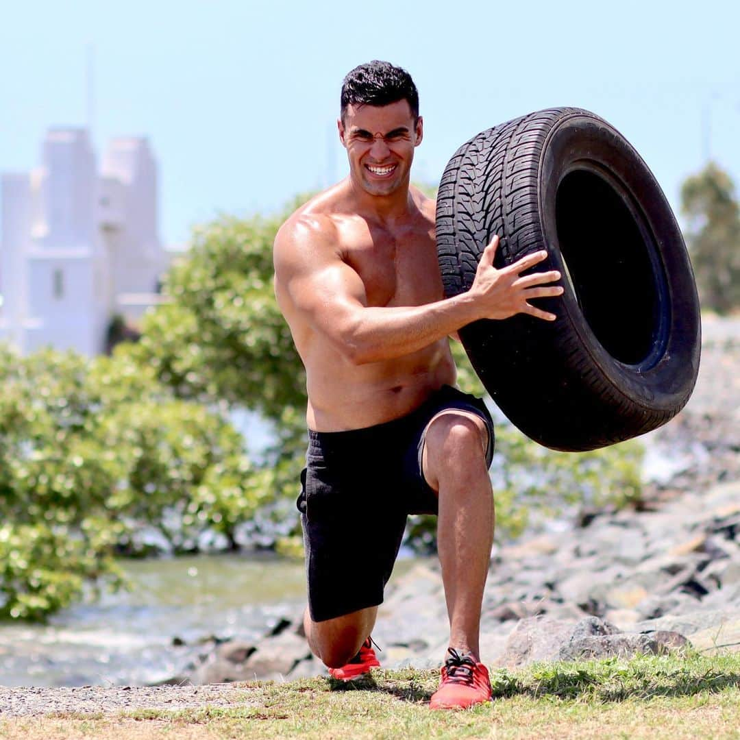 ピッタ・タウファトフアさんのインスタグラム写真 - (ピッタ・タウファトフアInstagram)「An old Tyre or a whole gym? I had two pieces of training equipment growing up. An old canvas punching bag and a pull up bar; and it was enough. If you only focus on what resources you have, you will continually make excuses as to why you didn’t get the results you hoped for. You’ll blame your outcomes on not having this piece of equipment or the right shoes or the wrong car etc.  And when life decides to challenge you, which it will, you’ll be stuck wishing you had more.  But on the other hand, if you focus on resourcefulness than your life will change. It won’t  matter what you have in that moment, you will find a way to make it work. From your resourcefulness you will create exactly what’s needed to then get the resources you need. There is always a way...... find it #olympian #motivation #inspiration #sprintkayak #taekwondo」6月19日 7時04分 - pita_tofua