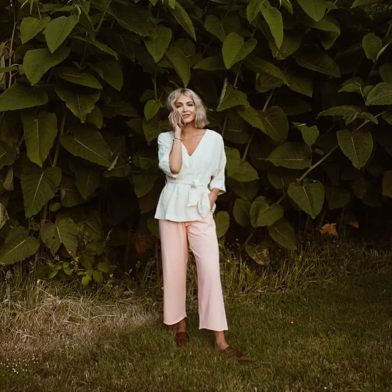 Cara Van Brocklinさんのインスタグラム写真 - (Cara Van BrocklinInstagram)「Yay!!! The Eva pant restocked in white and slate today🙌🏻, and also came out in two new colors including this cute pink color 💗! I wear these pants more than any other pants i own! @caralorenshop」6月19日 7時05分 - caraloren