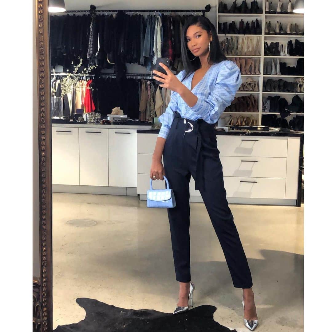 シャネル・イマンのインスタグラム：「Off to work @jonathansimkhai 💙@monicarosestyle 💄 @ash_kholm」