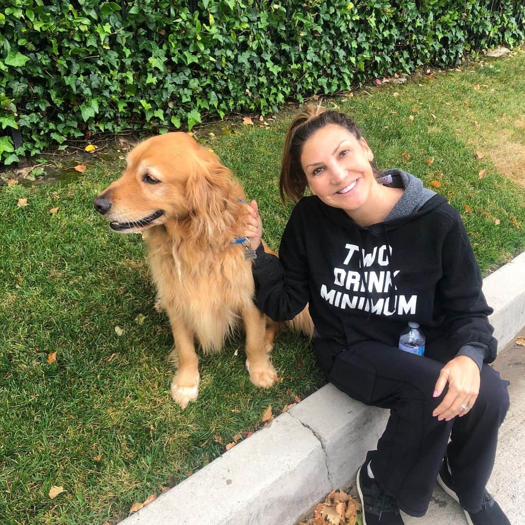 ヘザー・マクドナルドのインスタグラム：「I went for a walk and I didn’t find a lost baby but I did find this dog. A well trained golden retriever with tags who lived 2 doors away. But if it wasn’t for me, who knows where he would have ended up. It’s my dream to find a lost baby but I found the next best thing.」