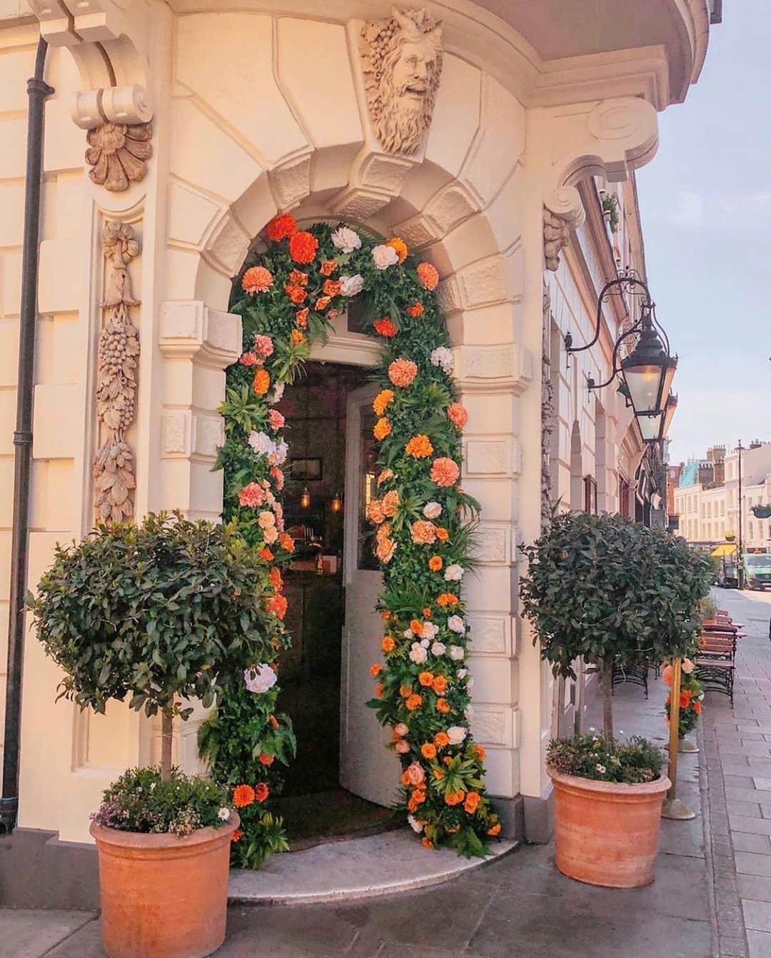 ELLE DECORさんのインスタグラム写真 - (ELLE DECORInstagram)「Shouldn’t every doorway have a floral accent? 🌿🌿 #regram 📸: @wanderforawhile #london」6月19日 7時10分 - elledecor