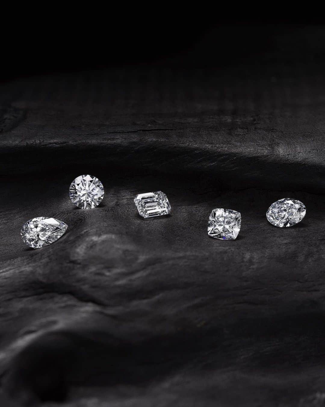 デイビット・ユーマンさんのインスタグラム写真 - (デイビット・ユーマンInstagram)「In rare form. From the round brilliant to our patented DY Signature Cut™, every David Yurman engagement diamond is expertly sculpted and polished by master artisans. • Discover our diamond shapes through the 🔗 in bio. #DavidYurmanMen」6月19日 7時17分 - davidyurmanmen
