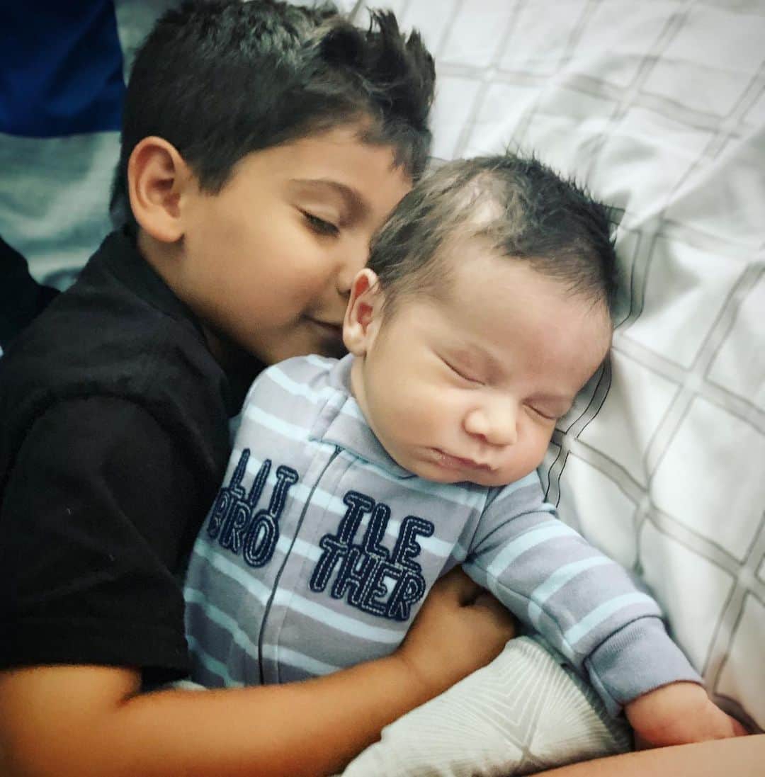 ニコール・ ポリッツィのインスタグラム：「😭😭 #MyBoys」