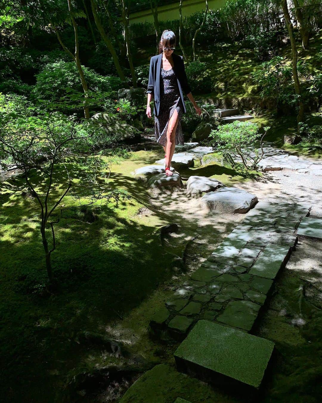 トム・リントンのインスタグラム：「Visiting the Portland Japanese Garden w/ @joylinton」