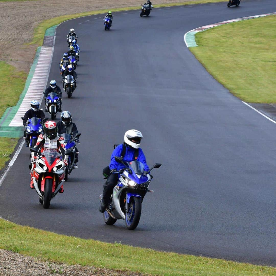 ヤマハ バイクさんのインスタグラム写真 - (ヤマハ バイクInstagram)「Rシリーズのオーナーによるパレードラン！ 先導したのは、レーシングジャケットに身を包んだYZF-R6歴代の開発スタッフです!! #6月8日#宮城 #SUGO#circuit #スポーツランドSUGO #スポーツランド菅生  #YZFRオーナーズミーティング #YZFR6#R6 #君と同じ空の下」6月19日 7時38分 - yamaha_bike