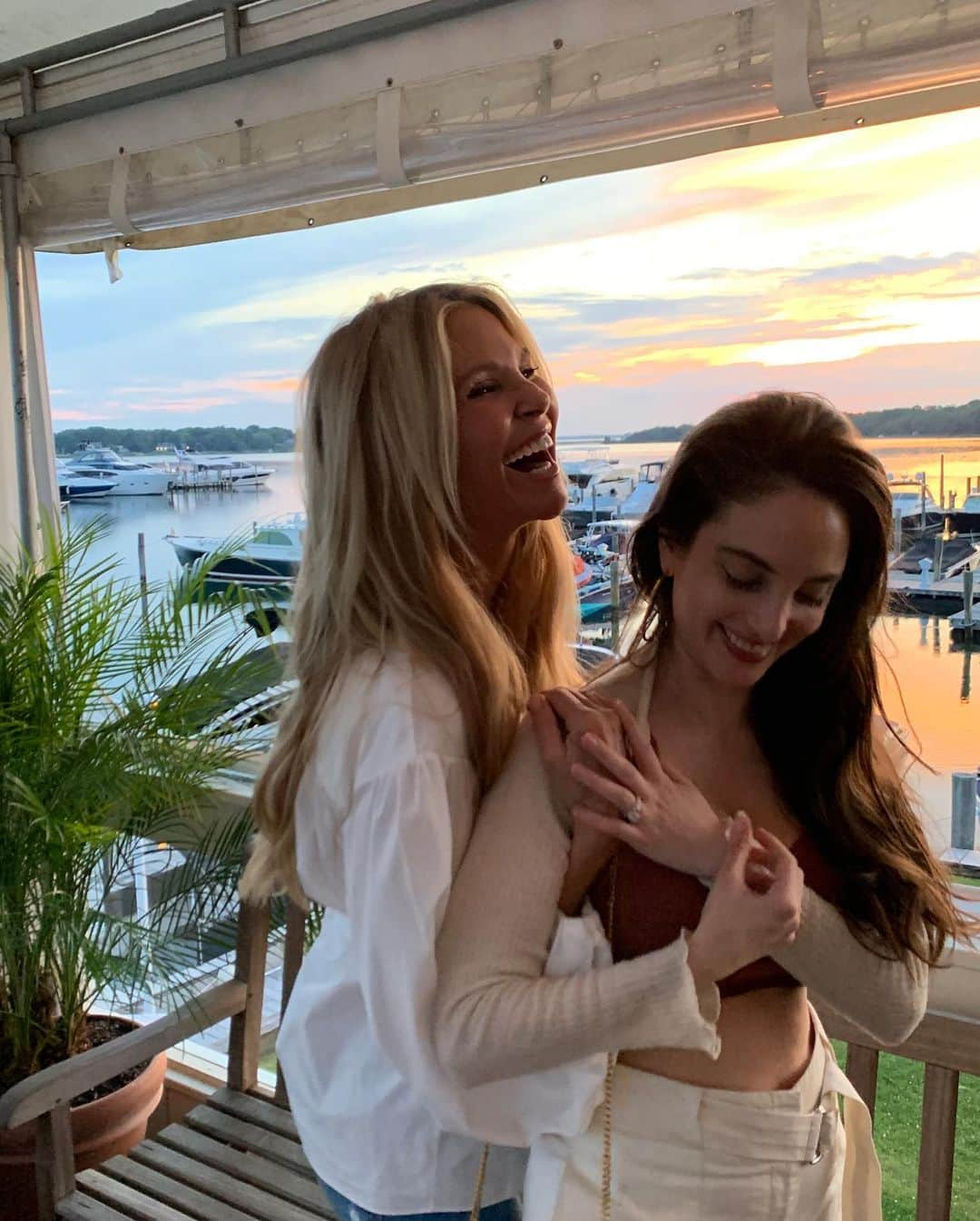 クリスティ・ブリンクリーさんのインスタグラム写真 - (クリスティ・ブリンクリーInstagram)「Sunset with Moonbeam」6月19日 7時32分 - christiebrinkley