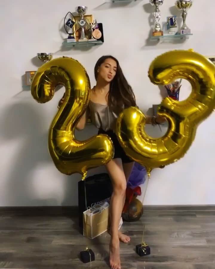 ラリサ・ヨルダケのインスタグラム：「#23 #stillyoung 🥂🕊💓」