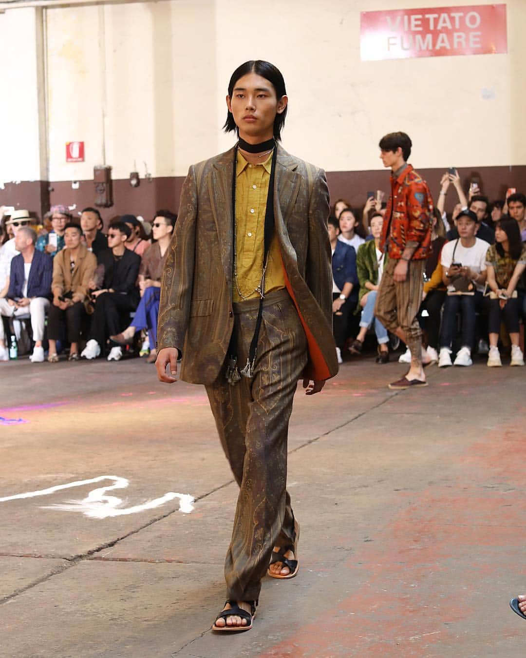 Lee Oliveiraさんのインスタグラム写真 - (Lee OliveiraInstagram)「Swipe ➡️ to see the looks from @etro SS20 show at Milan Men’s Fashion Week . . #etro #mmfw #mfw」6月19日 7時35分 - leeoliveira