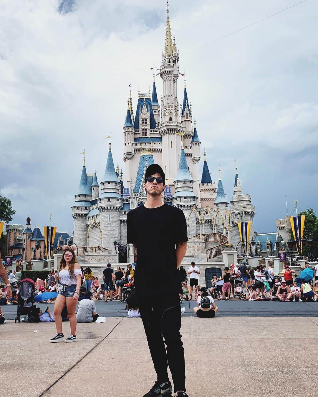 ジョシュ・ダンさんのインスタグラム写真 - (ジョシュ・ダンInstagram)「i thought i was going to the dentist office but instead spent the day at @waltdisneyworld. thanks mickey for the fun birthday prank」6月19日 7時47分 - joshuadun