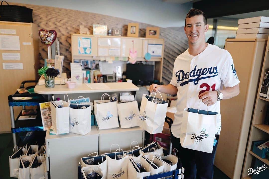 Los Angeles Dodgersさんのインスタグラム写真 - (Los Angeles DodgersInstagram)「@buehlersdayoff21 stopped by @uclamch this morning to deliver Dodger gifts and visit with young patients.」6月19日 7時46分 - dodgers