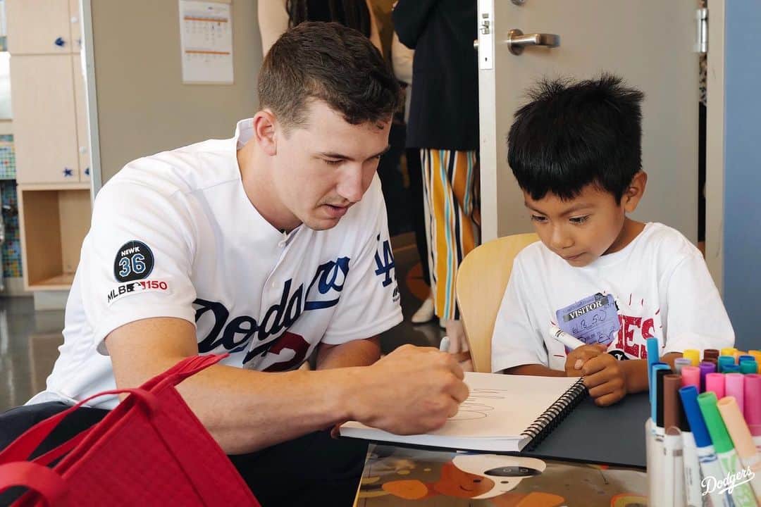 Los Angeles Dodgersさんのインスタグラム写真 - (Los Angeles DodgersInstagram)「@buehlersdayoff21 stopped by @uclamch this morning to deliver Dodger gifts and visit with young patients.」6月19日 7時46分 - dodgers