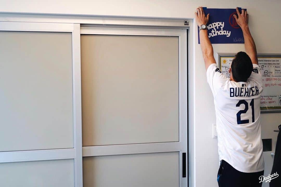 Los Angeles Dodgersさんのインスタグラム写真 - (Los Angeles DodgersInstagram)「@buehlersdayoff21 stopped by @uclamch this morning to deliver Dodger gifts and visit with young patients.」6月19日 7時46分 - dodgers