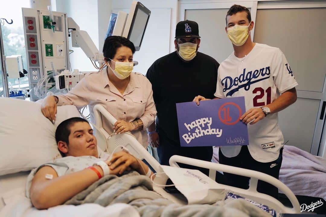 Los Angeles Dodgersさんのインスタグラム写真 - (Los Angeles DodgersInstagram)「@buehlersdayoff21 stopped by @uclamch this morning to deliver Dodger gifts and visit with young patients.」6月19日 7時46分 - dodgers