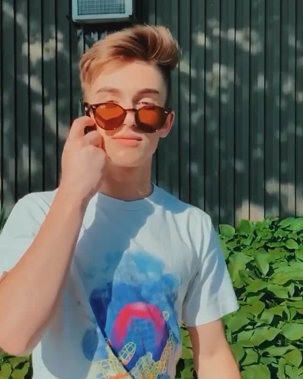 ジョニー・オーランドのインスタグラム：「yeah. creds to the flip inventor sir @seaveydaniel」