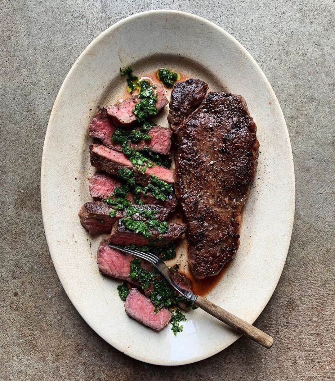 マーサ・スチュワートさんのインスタグラム写真 - (マーサ・スチュワートInstagram)「Who says you have to wait until the weekend to treat yourself to an elegant steak dinner? Our Art Director @jamesmaikowski whipped up this classic pan-seared steak and added an extra dose of flavor thanks to a helping of fresh salsa verde. 🍃 “An herby, rustic salsa verde is great with grilled anything, but I especially reach for it when I’m serving a simply-seasoned, cast-iron-seared steak. I like using a mortar and pestle and incorporate whatever tender herbs I have on hand: parsley, basil, mint, sage, tarragon, cilantro.” Feeling inspired? Grab the recipes featured here at the link in bio and treat yourself to a delicious weeknight dinner.👆🏼 #regram」6月19日 7時50分 - marthastewart